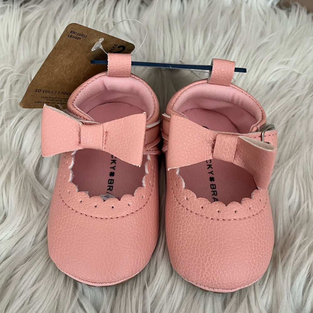 {Lucky Brand} Baby Girl Crib Shoes with Bow Detail in Pink - Size 2 (3-6 months) - Picture 2 of 8